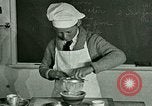 Standbild Kochkurse für amerikanischen Jungen und Mädchen United States USA, 1923, aus Sekunde 28 historischem Filmmaterial Videoclip 65675059847