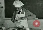 Standbild Kochkurse für amerikanischen Jungen und Mädchen United States USA, 1923, aus Sekunde 29 historischem Filmmaterial Videoclip 65675059847