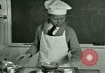 Standbild Kochkurse für amerikanischen Jungen und Mädchen United States USA, 1923, aus Sekunde 30 historischem Filmmaterial Videoclip 65675059847