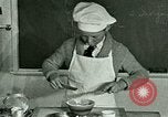 Standbild Kochkurse für amerikanischen Jungen und Mädchen United States USA, 1923, aus Sekunde 31 historischem Filmmaterial Videoclip 65675059847