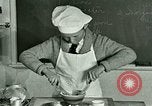 Standbild Kochkurse für amerikanischen Jungen und Mädchen United States USA, 1923, aus Sekunde 32 historischem Filmmaterial Videoclip 65675059847