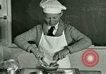 Standbild Kochkurse für amerikanischen Jungen und Mädchen United States USA, 1923, aus Sekunde 33 historischem Filmmaterial Videoclip 65675059847