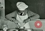 Standbild Kochkurse für amerikanischen Jungen und Mädchen United States USA, 1923, aus Sekunde 34 historischem Filmmaterial Videoclip 65675059847