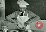 Standbild Kochkurse für amerikanischen Jungen und Mädchen United States USA, 1923, aus Sekunde 35 historischem Filmmaterial Videoclip 65675059847
