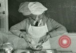 Standbild Kochkurse für amerikanischen Jungen und Mädchen United States USA, 1923, aus Sekunde 37 historischem Filmmaterial Videoclip 65675059847