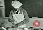 Standbild Kochkurse für amerikanischen Jungen und Mädchen United States USA, 1923, aus Sekunde 40 historischem Filmmaterial Videoclip 65675059847
