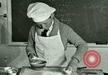 Standbild Kochkurse für amerikanischen Jungen und Mädchen United States USA, 1923, aus Sekunde 43 historischem Filmmaterial Videoclip 65675059847