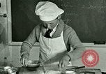 Standbild Kochkurse für amerikanischen Jungen und Mädchen United States USA, 1923, aus Sekunde 46 historischem Filmmaterial Videoclip 65675059847