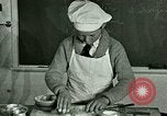 Standbild Kochkurse für amerikanischen Jungen und Mädchen United States USA, 1923, aus Sekunde 49 historischem Filmmaterial Videoclip 65675059847