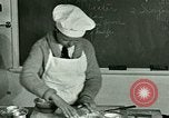 Standbild Kochkurse für amerikanischen Jungen und Mädchen United States USA, 1923, aus Sekunde 50 historischem Filmmaterial Videoclip 65675059847
