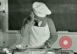 Standbild Kochkurse für amerikanischen Jungen und Mädchen United States USA, 1923, aus Sekunde 52 historischem Filmmaterial Videoclip 65675059847