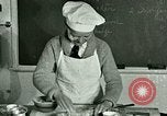 Standbild Kochkurse für amerikanischen Jungen und Mädchen United States USA, 1923, aus Sekunde 53 historischem Filmmaterial Videoclip 65675059847