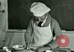 Standbild Kochkurse für amerikanischen Jungen und Mädchen United States USA, 1923, aus Sekunde 54 historischem Filmmaterial Videoclip 65675059847