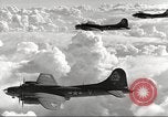 Standbild B-17 Flugzeuge europäische Theater, 1942, aus Sekunde 37 historischem Filmmaterial Videoclip 65675059939