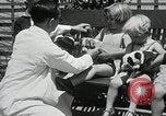 Standbild Elektrotherapie oder Strahlentherapie auf Hunde San Francisco California USA, 1930, aus Sekunde 14 historischem Filmmaterial Videoclip 65675059949