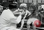 Standbild Elektrotherapie oder Strahlentherapie auf Hunde San Francisco California USA, 1930, aus Sekunde 18 historischem Filmmaterial Videoclip 65675059949