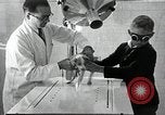 Standbild Elektrotherapie oder Strahlentherapie auf Hunde San Francisco California USA, 1930, aus Sekunde 27 historischem Filmmaterial Videoclip 65675059949