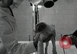 Standbild Elektrotherapie oder Strahlentherapie auf Hunde San Francisco California USA, 1930, aus Sekunde 32 historischem Filmmaterial Videoclip 65675059949