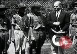 Standbild Präsident Hoover erhält Geschenk Washington DC USA, 1930, aus Sekunde 13 historischem Filmmaterial Videoclip 65675059951