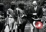 Standbild Präsident Hoover erhält Geschenk Washington DC USA, 1930, aus Sekunde 16 historischem Filmmaterial Videoclip 65675059951