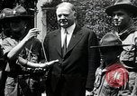 Standbild Präsident Hoover erhält Geschenk Washington DC USA, 1930, aus Sekunde 26 historischem Filmmaterial Videoclip 65675059951
