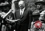 Standbild Präsident Hoover erhält Geschenk Washington DC USA, 1930, aus Sekunde 27 historischem Filmmaterial Videoclip 65675059951