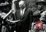 Standbild Präsident Hoover erhält Geschenk Washington DC USA, 1930, aus Sekunde 28 historischem Filmmaterial Videoclip 65675059951