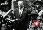 Standbild Präsident Hoover erhält Geschenk Washington DC USA, 1930, aus Sekunde 29 historischem Filmmaterial Videoclip 65675059951