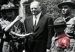 Standbild Präsident Hoover erhält Geschenk Washington DC USA, 1930, aus Sekunde 30 historischem Filmmaterial Videoclip 65675059951