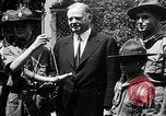 Standbild Präsident Hoover erhält Geschenk Washington DC USA, 1930, aus Sekunde 31 historischem Filmmaterial Videoclip 65675059951