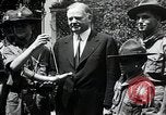 Standbild Präsident Hoover erhält Geschenk Washington DC USA, 1930, aus Sekunde 32 historischem Filmmaterial Videoclip 65675059951