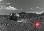 Standbild Bomben und Raketen Explosionen Utah Dugway Proving Ground USA, 1945, aus Sekunde 7 historischem Filmmaterial Videoclip 65675059997