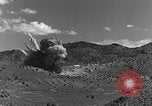 Standbild Bomben und Raketen Explosionen Utah Dugway Proving Ground USA, 1945, aus Sekunde 8 historischem Filmmaterial Videoclip 65675059997