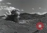 Standbild Bomben und Raketen Explosionen Utah Dugway Proving Ground USA, 1945, aus Sekunde 10 historischem Filmmaterial Videoclip 65675059997