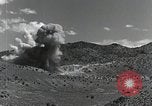 Standbild Bomben und Raketen Explosionen Utah Dugway Proving Ground USA, 1945, aus Sekunde 11 historischem Filmmaterial Videoclip 65675059997