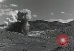 Standbild Bomben und Raketen Explosionen Utah Dugway Proving Ground USA, 1945, aus Sekunde 12 historischem Filmmaterial Videoclip 65675059997