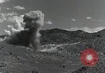 Standbild Bomben und Raketen Explosionen Utah Dugway Proving Ground USA, 1945, aus Sekunde 13 historischem Filmmaterial Videoclip 65675059997