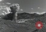 Standbild Bomben und Raketen Explosionen Utah Dugway Proving Ground USA, 1945, aus Sekunde 14 historischem Filmmaterial Videoclip 65675059997