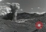 Standbild Bomben und Raketen Explosionen Utah Dugway Proving Ground USA, 1945, aus Sekunde 15 historischem Filmmaterial Videoclip 65675059997