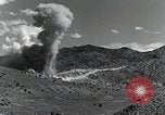 Standbild Bomben und Raketen Explosionen Utah Dugway Proving Ground USA, 1945, aus Sekunde 17 historischem Filmmaterial Videoclip 65675059997