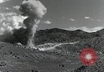 Standbild Bomben und Raketen Explosionen Utah Dugway Proving Ground USA, 1945, aus Sekunde 18 historischem Filmmaterial Videoclip 65675059997