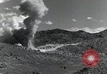 Standbild Bomben und Raketen Explosionen Utah Dugway Proving Ground USA, 1945, aus Sekunde 19 historischem Filmmaterial Videoclip 65675059997