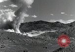 Standbild Bomben und Raketen Explosionen Utah Dugway Proving Ground USA, 1945, aus Sekunde 26 historischem Filmmaterial Videoclip 65675059997