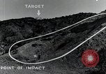 Standbild Bomben und Raketen Explosionen Utah Dugway Proving Ground USA, 1945, aus Sekunde 29 historischem Filmmaterial Videoclip 65675059997