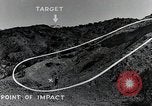 Standbild Bomben und Raketen Explosionen Utah Dugway Proving Ground USA, 1945, aus Sekunde 31 historischem Filmmaterial Videoclip 65675059997