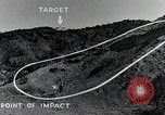 Standbild Bomben und Raketen Explosionen Utah Dugway Proving Ground USA, 1945, aus Sekunde 35 historischem Filmmaterial Videoclip 65675059997