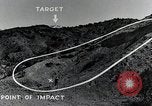 Standbild Bomben und Raketen Explosionen Utah Dugway Proving Ground USA, 1945, aus Sekunde 36 historischem Filmmaterial Videoclip 65675059997