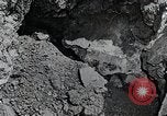 Standbild Bomben und Raketen Explosionen Utah Dugway Proving Ground USA, 1945, aus Sekunde 46 historischem Filmmaterial Videoclip 65675059997