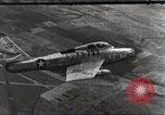 Standbild F-84F Thunderstreak Flugzeuge United States USA, 1954, aus Sekunde 35 historischem Filmmaterial Videoclip 65675060020