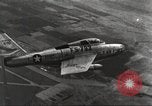 Standbild F-84F Thunderstreak Flugzeuge United States USA, 1954, aus Sekunde 37 historischem Filmmaterial Videoclip 65675060020